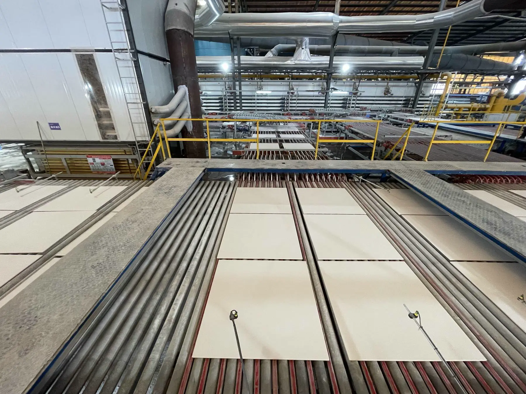 Large-format glazed porcelain on the roller line at the Chaling mill