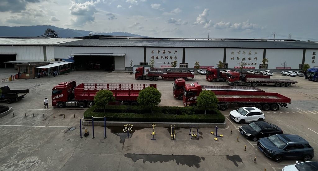 Plant yard and outbound trucks, Chaling County, Zhuzhou